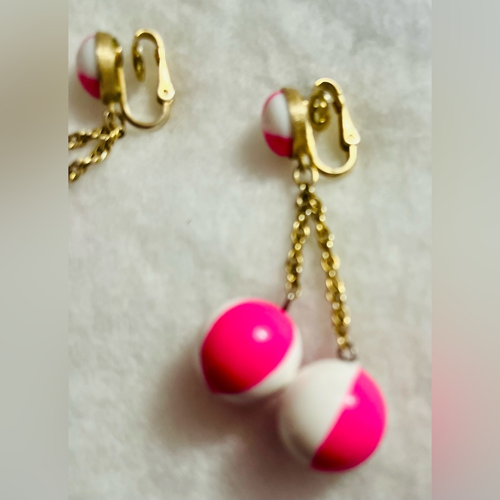 🤩 Host Pick! 1955 Pink White Crown Trifari Beach Ball Dangle Earrings 🤩 - Picture 2 of 5